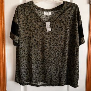 Brand New Maurcies V-Neck leopard Top